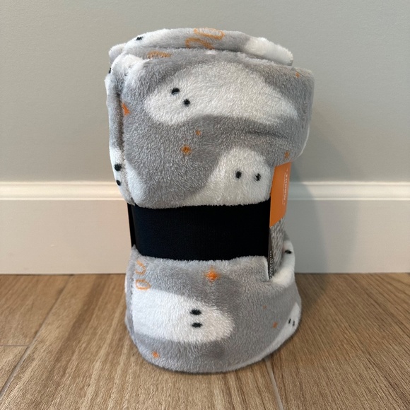 Halloween Ghost Printed Plush Throw Blanket Gray/Ivory - Hyde & EEK! - Picture 11 of 11